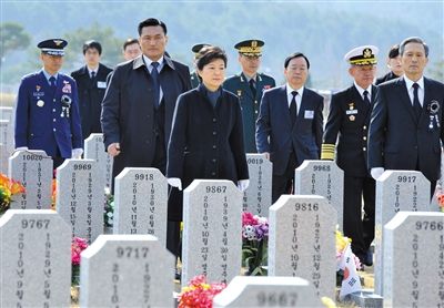 26日，韓國總統(tǒng)樸槿惠參加“天安”艦事件3周年紀(jì)念活動(dòng)，悼念在事件中身亡的韓國士兵。