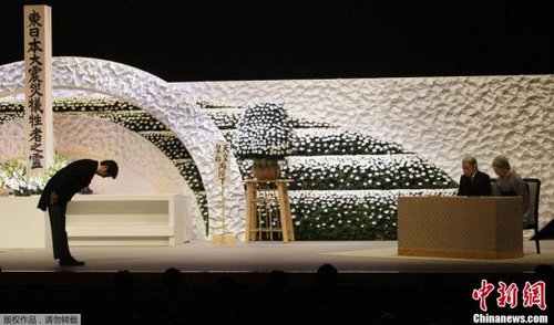 “3·11”東日本大地震兩周年紀(jì)念追悼儀式在東京舉行，日本明仁天皇與皇后、首相安倍晉三出席