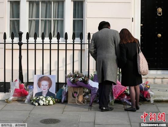當(dāng)?shù)貢r(shí)間2013年4月8日，英國倫敦，民眾在英國前首相撒切爾夫人位于倫敦的住所前進(jìn)行悼念活動。