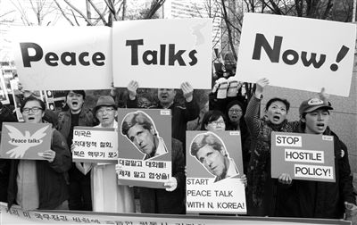 4月12日，韓國示威者在該國國防部前手持克里畫像，反對韓美軍演，要求克里前往朝鮮尋求和平談判。