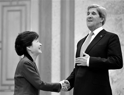 4月12日，韓國總統(tǒng)樸槿惠（左）與美國國務(wù)卿克里會(huì)面。