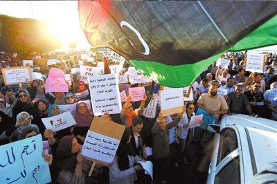 10日，利比亞首都的黎波里，當(dāng)?shù)厥忻裨诶葋喭饨徊客馐就棺h“政治隔離法”。圖/東方IC