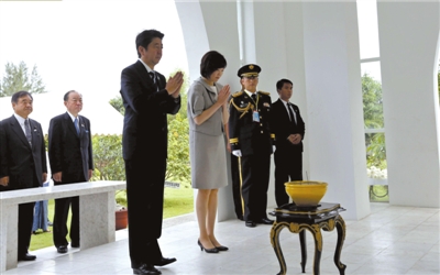 25日，緬甸仰光，安倍偕妻子參拜“二戰(zhàn)陣亡日軍墓”。圖/CFP