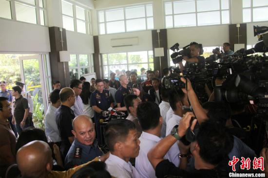 　　6月1日，菲律賓內(nèi)政部長羅哈斯在菲國家警察部隊(duì)司令普里斯馬等人陪同下召開記者會，介紹環(huán)球城公寓樓