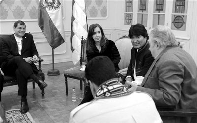 7月4日，科雷亞、克里斯蒂娜、莫拉萊斯、穆?？榜R杜羅（左起順時(shí)針方向）參加會(huì)議。新華社發(fā)