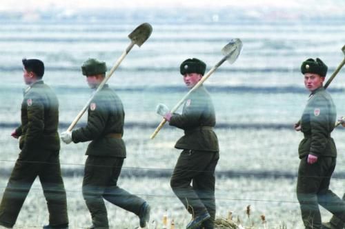 朝軍士兵前往田地支援地方建設(shè)。