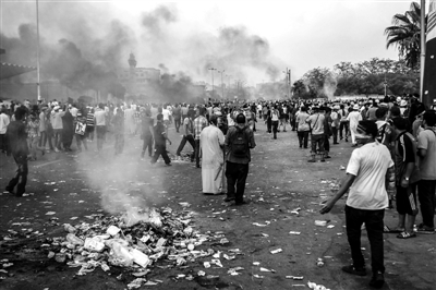 7月27日，在埃及首都開(kāi)羅，穆?tīng)栁髦С终咄辣┚彀l(fā)生沖突。新華社發(fā)