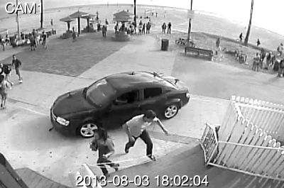 監(jiān)控錄像截屏圖：3日，美國洛杉磯市，一輛汽車沖進(jìn)威尼斯海灘棧道上的人群。圖/東方IC