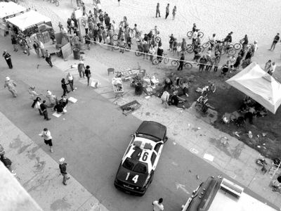 3日，美國洛杉磯，威尼斯海灘上血跡斑斑，警方正在調(diào)查。圖/東方IC