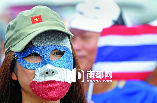 4日，一名泰國(guó)反政府人士頭戴面具在首都曼谷參加集會(huì)。