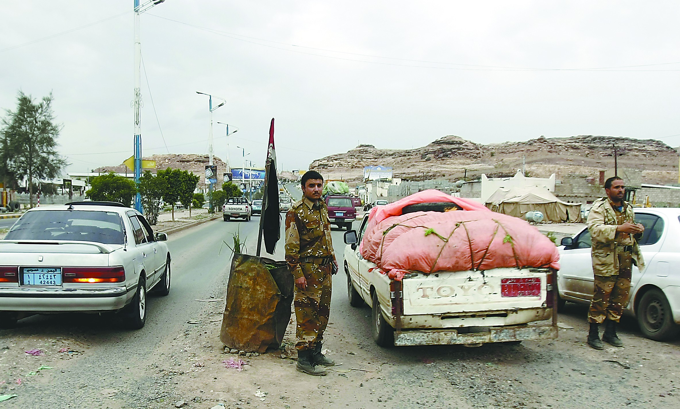 當(dāng)?shù)貢r(shí)間4日，在也門首都薩那，安全人員在通往美國(guó)大使館的路上設(shè)置檢查站檢查過(guò)往車輛。