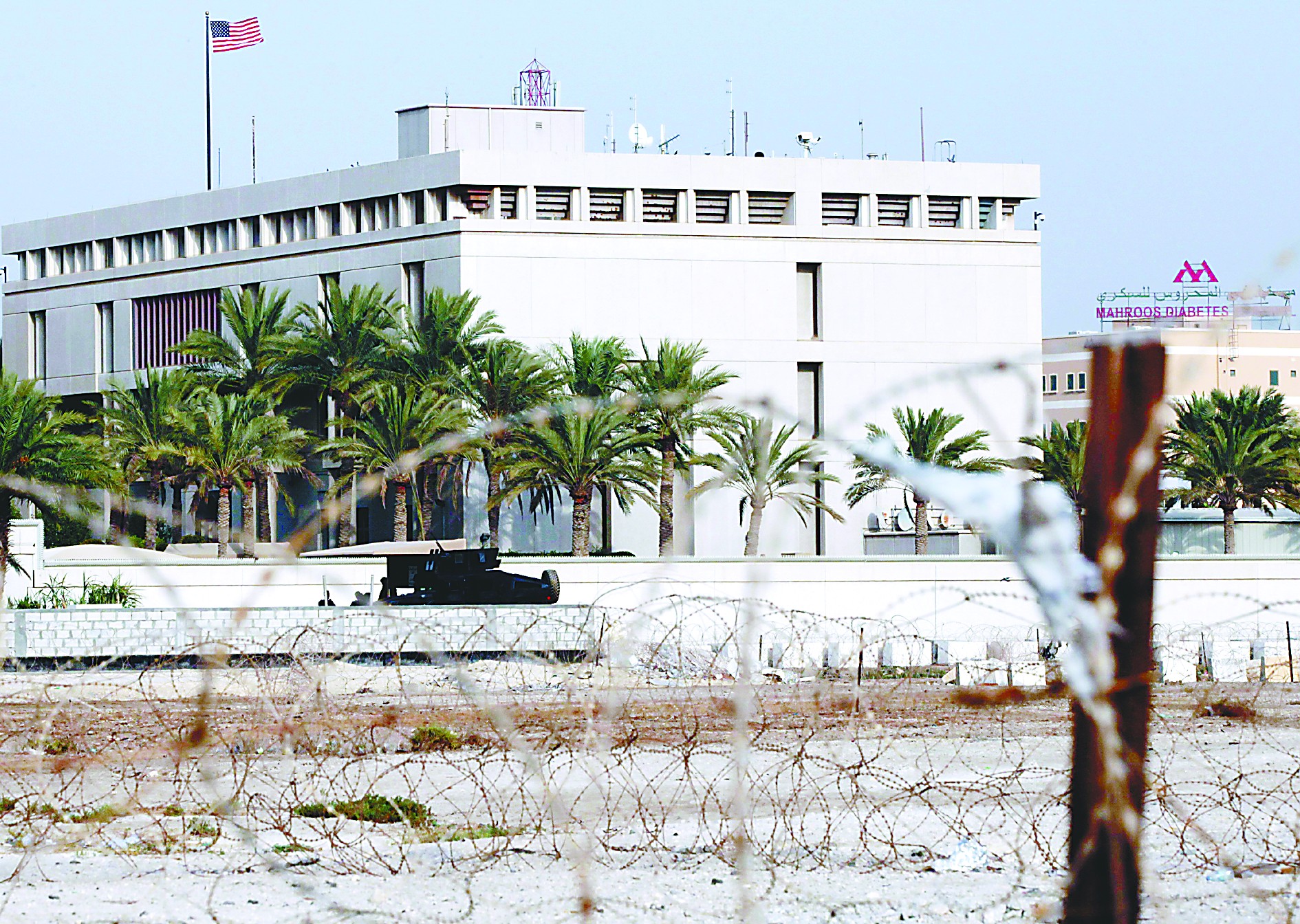 當(dāng)?shù)貢r(shí)間4日，在也門首都薩那，安全人員在通往美國(guó)大使館的路上設(shè)置檢查站檢查過(guò)往車輛。