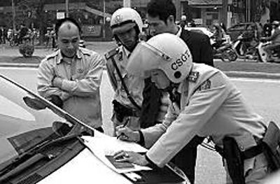 越南交警在開罰單。