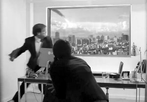 超高清屏幕上出現(xiàn)隕石撞擊城市樓群的場景，蒙在鼓里的求職者以為發(fā)生了真實的末日災(zāi)難