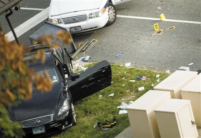 沖擊白宮圍欄的黑色轎車。