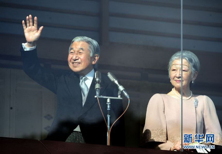 當?shù)貢r間12月23日，在位于日本東京的皇宮，日本明仁天皇向民眾致意。