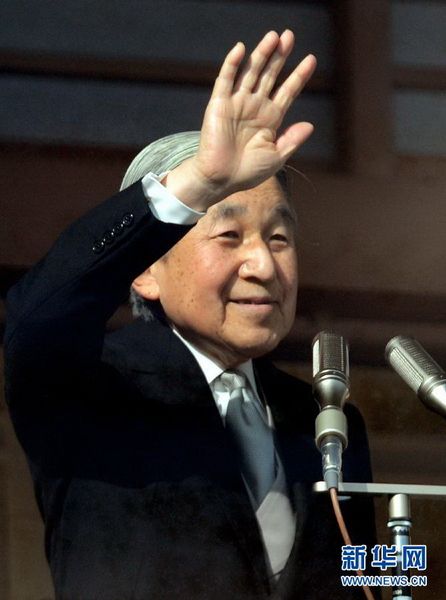 當?shù)貢r間12月23日，在位于日本東京的皇宮，日本明仁天皇向民眾致意。