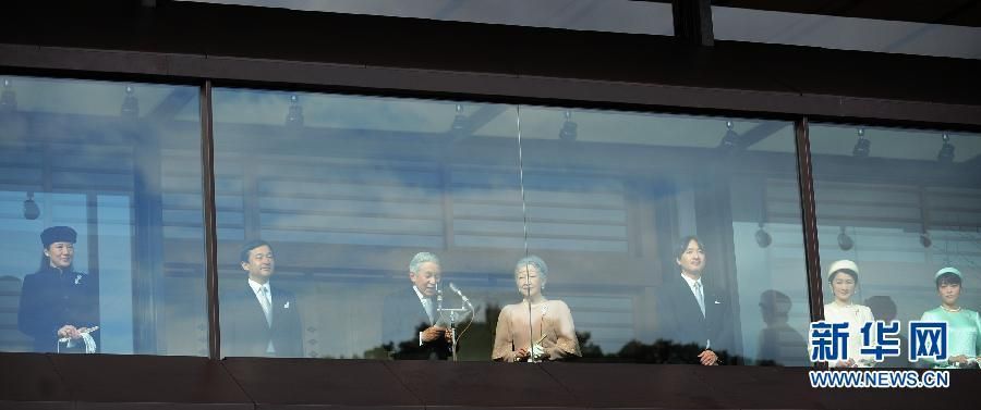 當?shù)貢r間12月23日，在位于日本東京的皇宮，日本明仁天皇在皇族的陪同下發(fā)表生日感言。