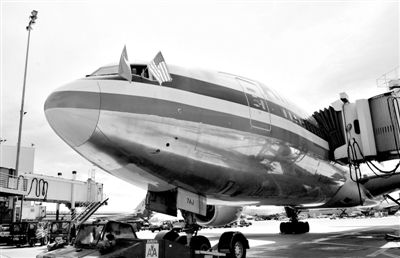 2011年4月5日，美國(guó)航空公司為洛杉磯至上海首條直飛航線的開(kāi)通舉行剪彩儀式。目前，美國(guó)航空、美國(guó)聯(lián)合航空和達(dá)美航空已經(jīng)向中國(guó)提交了飛行計(jì)劃。