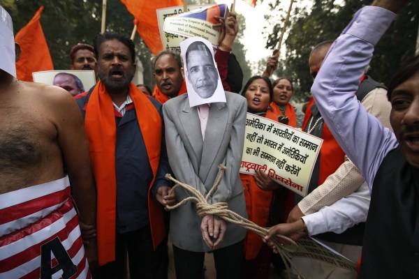 印度新德里民眾憤而示威抗議。