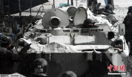 圖為烏克蘭警方派出裝甲車(chē)駛向抗議人群。