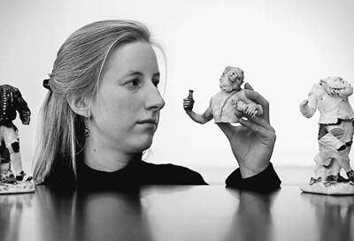 在英國(guó)倫敦，拍賣行員工展示邁森瓷器。