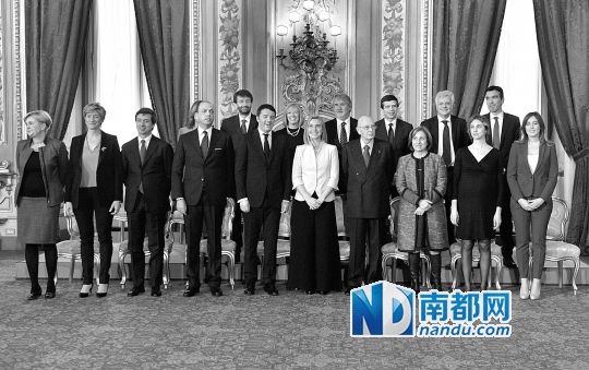 2月22日，在意大利羅馬總統(tǒng)府，新任總理馬泰奧·倫齊(前左五)與總統(tǒng)納波利塔諾(前右四)及新內(nèi)閣成員