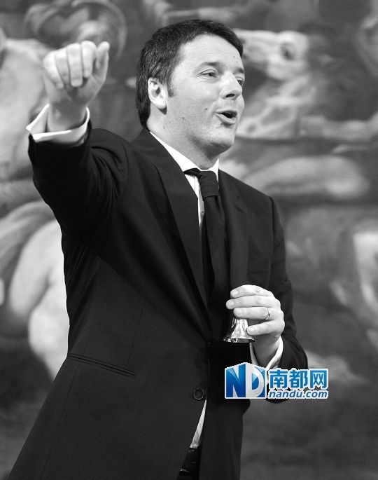 2月22日，在意大利羅馬總理府，新任總理馬泰奧·倫齊搖鈴象征正式行使總理權(quán)力。