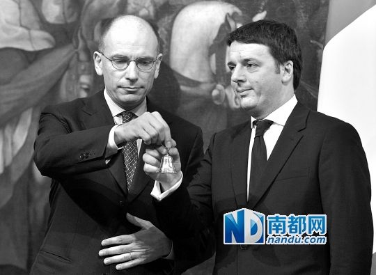 2月22日，在意大利羅馬總理府，新任總理馬泰奧·倫齊(右)與前任總理恩里科·萊塔舉行交接儀式。