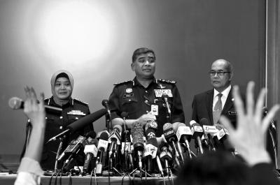 馬來(lái)西亞總警察長(zhǎng)答記者問(wèn)。記者陶冉 攝