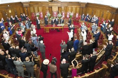 29日，倫敦，一對(duì)同性伴侶舉行結(jié)婚儀式。