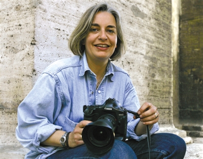 4日，安雅·尼德林豪斯在報道阿富汗大選期間被槍殺。