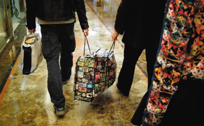 5月2日，馬航乘客家屬離開麗都飯店。當日，麗都飯店二層家屬區(qū)正式關(guān)閉，大部分家屬返鄉(xiāng)。