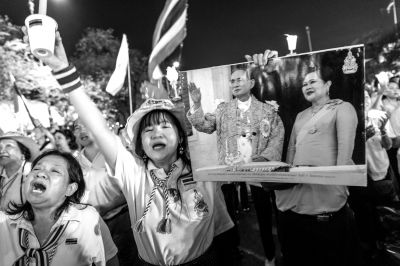 5日，泰國巴蜀府海濱度假勝地華欣，數(shù)萬民眾身穿國王的代表色“黃色”T恤，自發(fā)上街，口喊“國王萬歲”的口號。