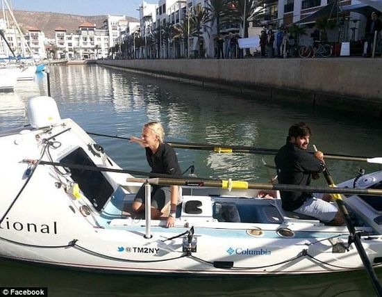 男女主角與他們的“小伙伴”，名叫“馬迪巴精神”的皮劃艇。