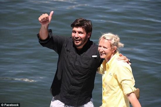 抵達(dá)邁阿密時(shí)，曼瑟驕傲地豎起了大拇指。