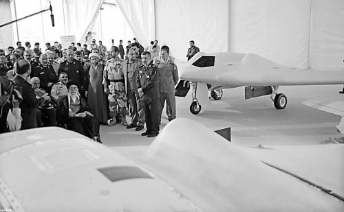 　哈梅內(nèi)伊（中）11日參觀伊朗版RQ-170無(wú)人機(jī)。