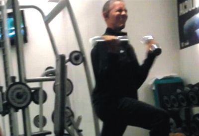 奧巴馬舉啞鈴時“不注意形象的表情”。