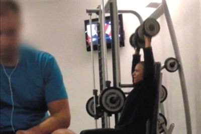 畫面中能看到健身房還有“其他人”。視頻截圖