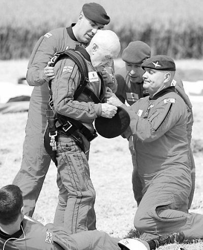 89歲的赫頓再次于70年前同一地點參加雙人跳傘。