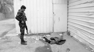 7月13日，伊拉克巴格達(dá)，警察在發(fā)生槍殺案的現(xiàn)場勘察。