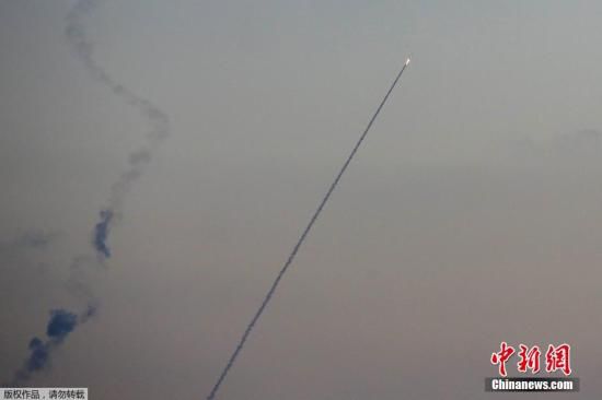 當(dāng)?shù)貢r間2014年7月13日，以色列斯德洛特，從加沙地帶飛往以色列境內(nèi)的導(dǎo)彈劃破夜空。