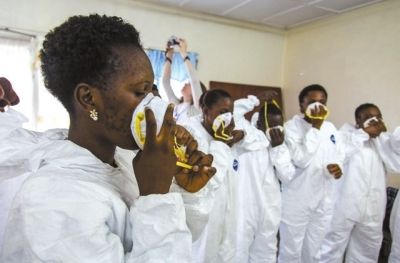 9月18日，塞拉利昂護(hù)士接受使用埃博拉防護(hù)裝備培訓(xùn)。新華社發(fā)