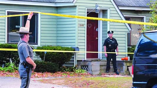 8日，紐約州當?shù)鼐旆怄i案發(fā)現(xiàn)場。