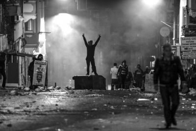 　10月8日，在土耳其伊斯坦布爾，同情難民遭遇的庫爾德人進行游行示威，指責政府應對“伊斯蘭國”武裝不