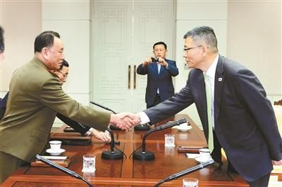 10月15日，韓國(guó)國(guó)防部國(guó)防政策室室長(zhǎng)柳濟(jì)升和朝鮮人民武裝力量部偵查總局局長(zhǎng)金英哲分別率團(tuán)出席板門(mén)店