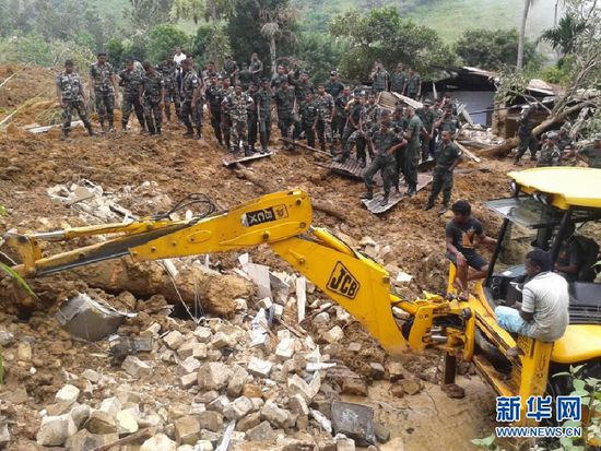 　10月29日，斯里蘭卡救援部隊抵達(dá)山體滑坡災(zāi)區(qū)展開救援。