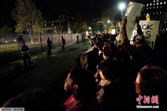 美國白宮前擠滿了抗議槍殺黑人青年的白人警察免遭起訴案件的美國民眾。