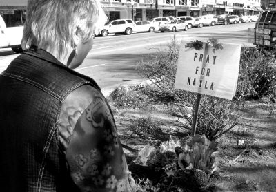 2月10日，美國亞利桑那州，民眾獻(xiàn)花悼念遇難的美國人質(zhì)米勒。圖/東方IC