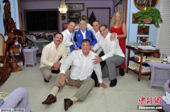 當(dāng)?shù)貢r間2015年2月28日，古巴哈瓦那，古巴前領(lǐng)導(dǎo)人菲德爾·卡斯特羅接見被美國釋放的5名間諜合影。